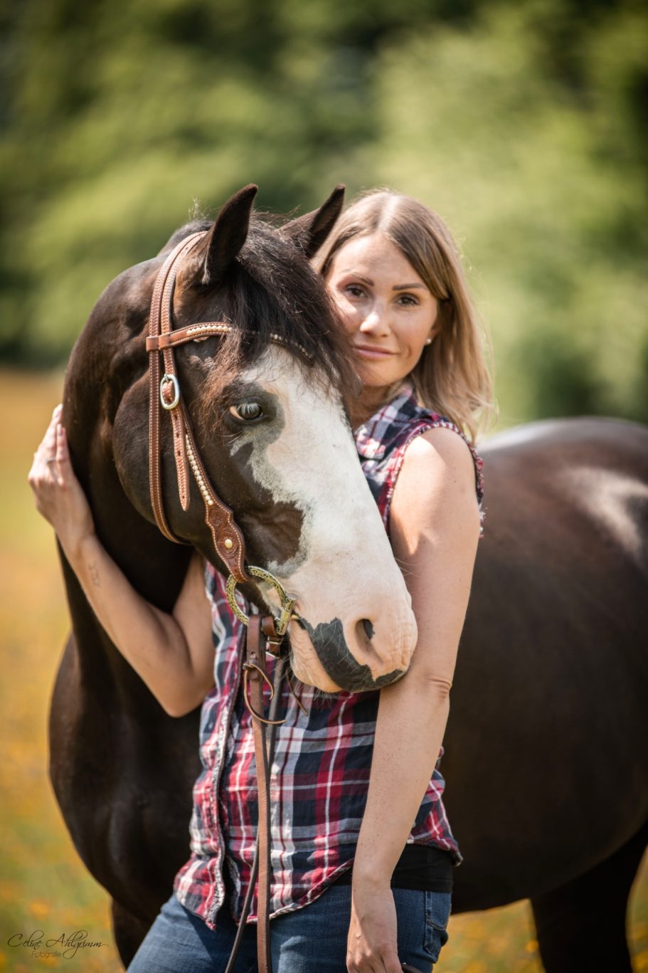 Cowgirl und Westernpferd am Stall Erlenbusch in Kürten Olpe
